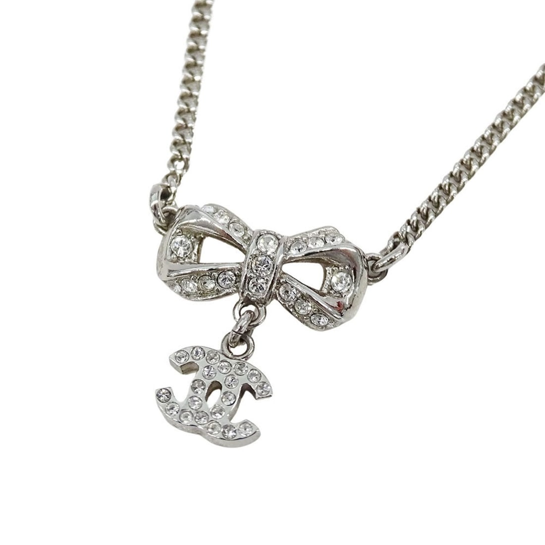 Chanel necklace for women, brand name, rhinestone, silver, ribbon accessory.: --- Catalog ---Category: SizePendant Size: 16.5mm x 15.4mm / 0.64'' x 0.6''Neck Circumference: 41 cm / 16.14''Category: DesignColor: SilverStone: RhinestoneGender: WomenNecklace Type: NecklaceCategory