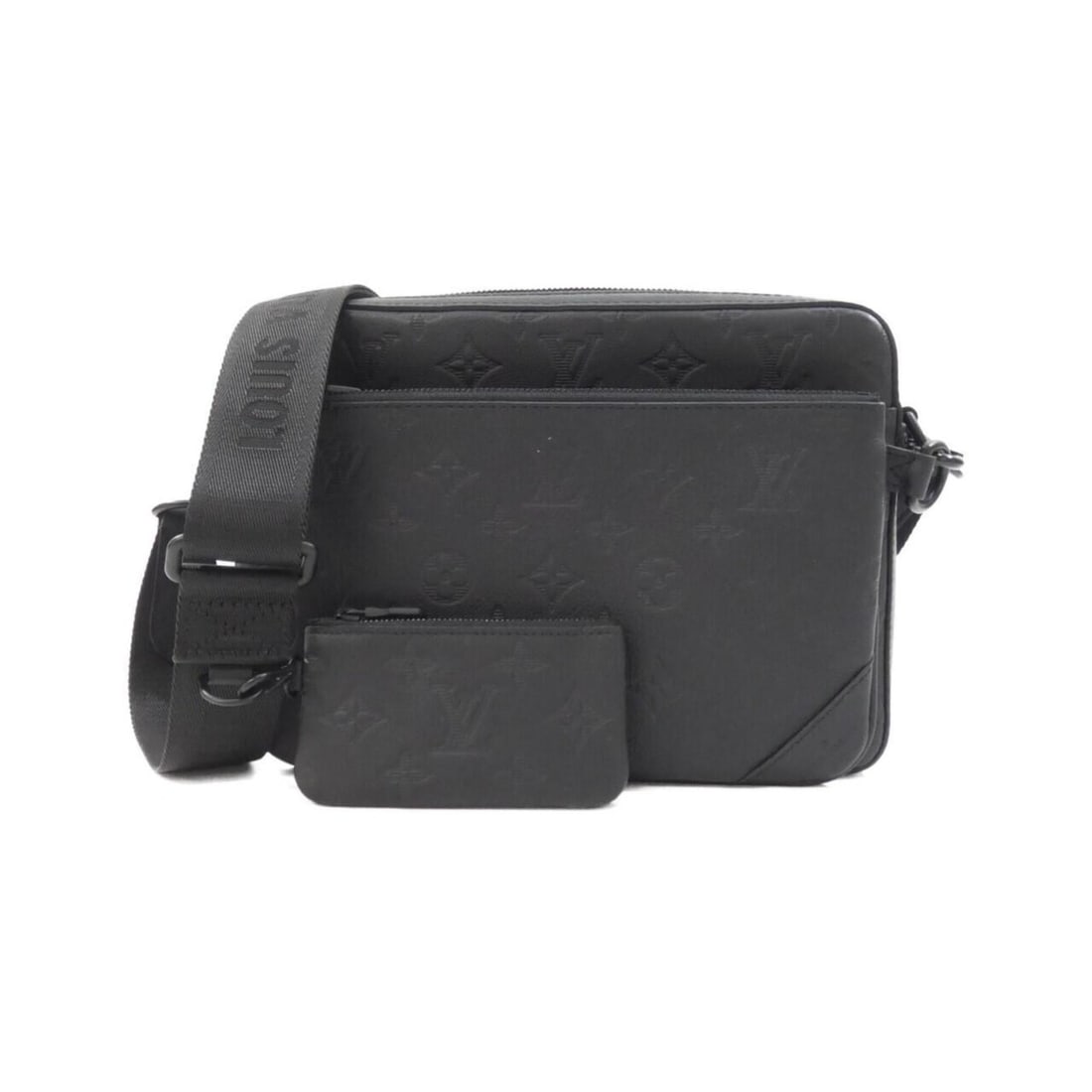Louis Vuitton Monogram Shadow Trio Messenger M46602 Shoulder Bag: --- Catalog ---Category: SizeWeight: 720g / 1.58lb.Size (HxWxD): 18cm x 25cm x 7cm / 7.08'' x 9.84'' x 2.75''Strap Length: 136cm / 53.54''Category: DesignType: Shoulder bagColor: BlackGender: MenMater