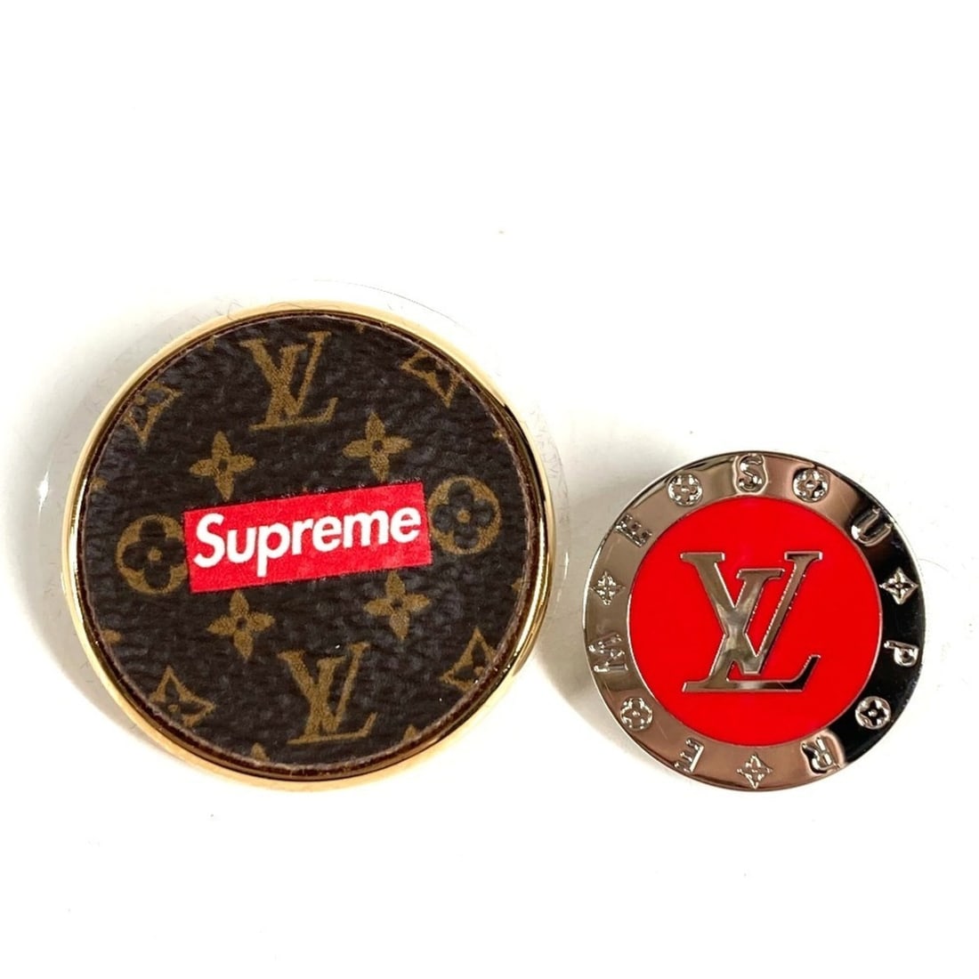 LOUIS VUITTON x Supreme Collaboration Monogram Box Logo Brooch Set (2 pieces) - Canvas Brown Red: --- Catalog ---Category: PackNumber in Pack: 2Category: DesignType: BroochColor: Brown, Red color, SilverGender: Men,WomenMaterial: Canvas, MonogramCategory: GeneralMPN: MP2076Line: MonogramBrand: Lou