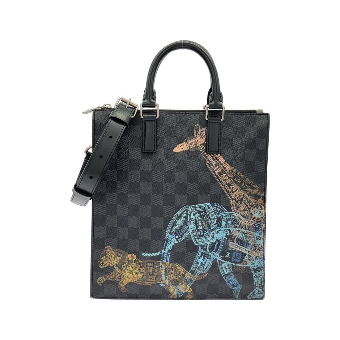 Louis Vuitton Damier Graphite Stamp Sac Plat Messenger N45276 Handbag: --- Catalog ---Category: SizeSize (HxWxD): 27.5cm x 26cm x 6cm / 10.82'' x 10.23'' x 2.36''Category: DesignType: HandbagColor: GraphiteGender: MenMaterial: Coated canvas Hardware Color: