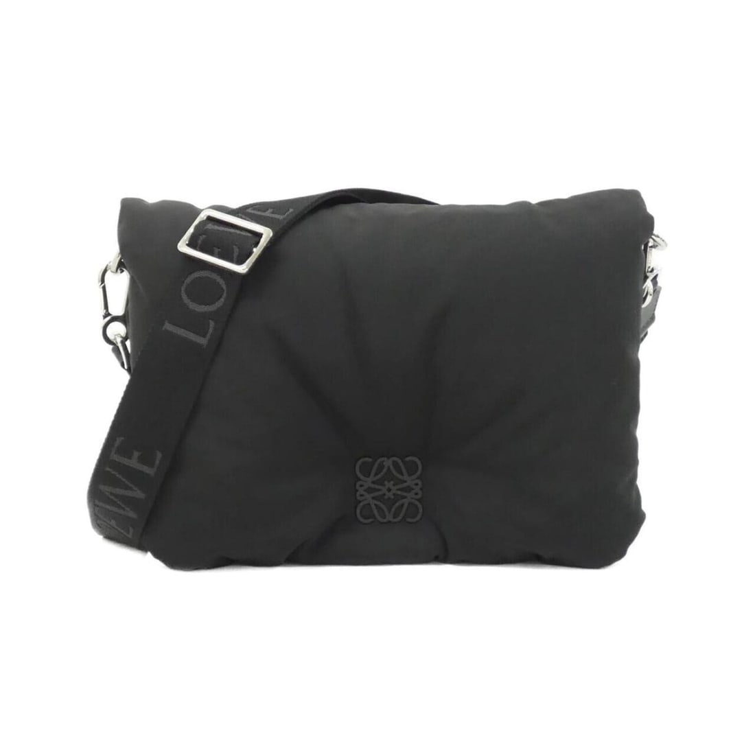 Loewe Goya Puffer B896G22X01 Shoulder Bag: --- Catalog ---Category: SizeSize (HxWxD): 20cm x 26cm x 12cm / 7.87'' x 10.23'' x 4.72''Category: DesignType: Shoulder bagColor: BlackGender: Women,MenMaterial: Nylon Category: GeneralMPN: