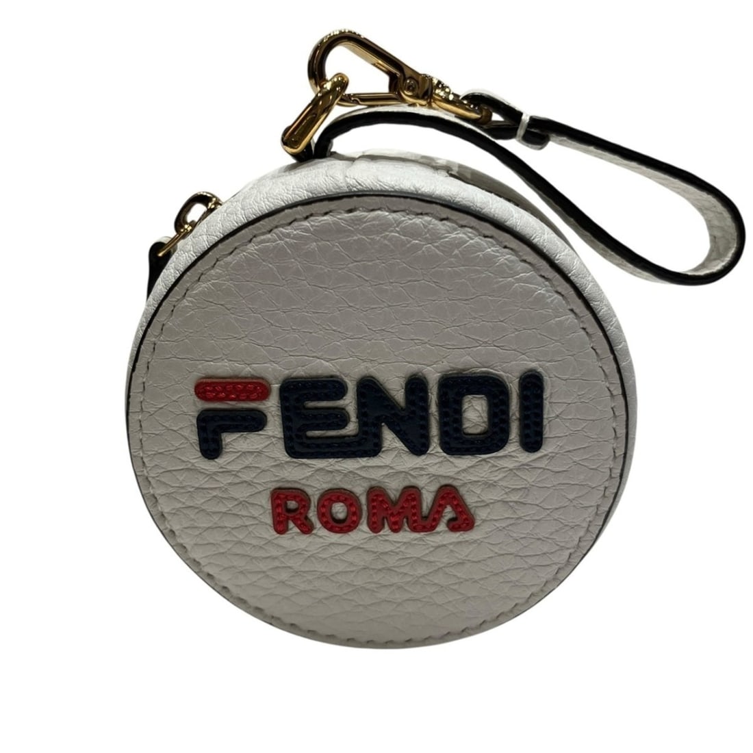 Fendi x Fila collaboration pochette, Mania leather: --- Catalog ---Category: SizeSize (HxWxD): 8cm x 8cm x 4cm / 3.14'' x 3.14'' x 1.57''Category: DesignType: PochetteColor: WhiteGender: WomenMaterial: Leather Category: GeneralBrand: Fendi--- Item List