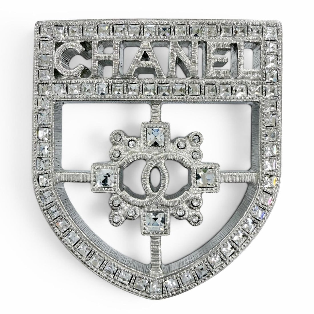 CHANEL B15B Emblem Logo Coco Mark Rhinestone Brooch, Silver, Made in Italy, Women's, with Box: --- Catalog ---Category: SizeSize (HxWxD): 4.5cm x 4.2cm / 1.77'' x 1.65''Category: DesignType: BroochColor: SilverGender: WomenCategory: GeneralMPN: B15BBrand: ChanelCountry of Origin: Italy--- Item 