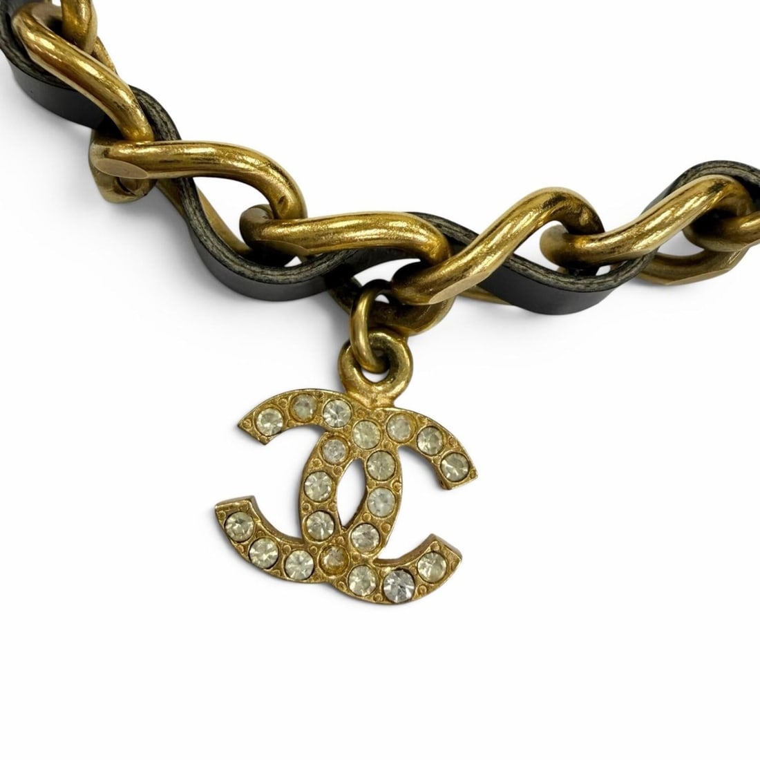 CHANEL Vintage 96P Metal Leather Trim Coco Mark Rhinestone Chain Belt Choker Necklace Gold Black: --- Catalog ---Category: SizePendant Size: 15mm x 15mm / 0.59'' x 0.59''Neck Circumference: 33.5 cm - 39 cm / 13.18'' - 15.35''Category: DesignColor: Black, GoldGender: WomenMaterial: Leather, MetalNe