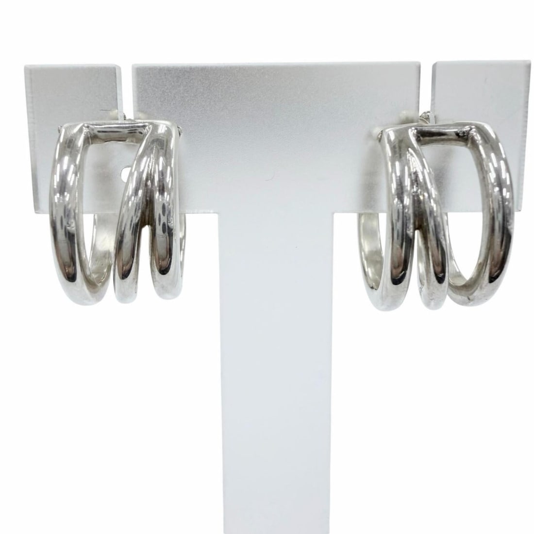 TIFFANY&Co. Tiffany Diagonal 925 Hoop Earrings, Silver, Weight 14.7g, Women's: --- Catalog ---Category: SizeSize (HxWxD): 19.00mm x 10.00mm / 0.75'' x 0.39''Category: DesignType: Hoop earringsColor: SilverGender: WomenMaterial: Silver 925Category: GeneralBrand: Tiffany--- Item L