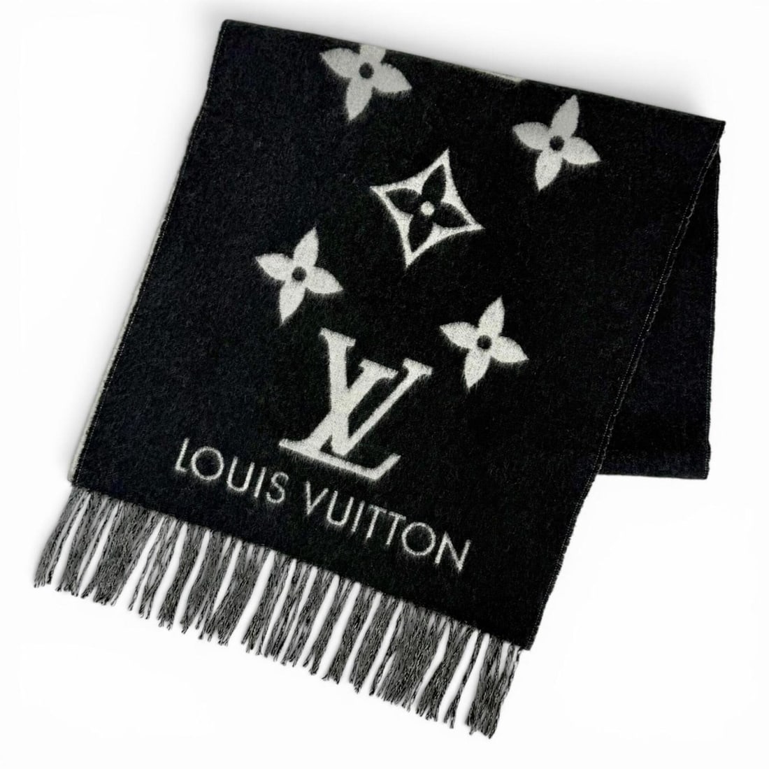 LOUIS VUITTON M71040 Stole Scarf Reykjavik Cashmere Echarpe Monogram Fringe Black Gray Made in: --- Catalog ---Category: SizeSize (LxW): 1.7m x 45cm / 66.92'' x 17.71''Category: DesignType: StoleColor: Black, GrayGender: WomenMaterial: Cashmere Category: GeneralMPN: M71040Brand: Louis VuittonCou