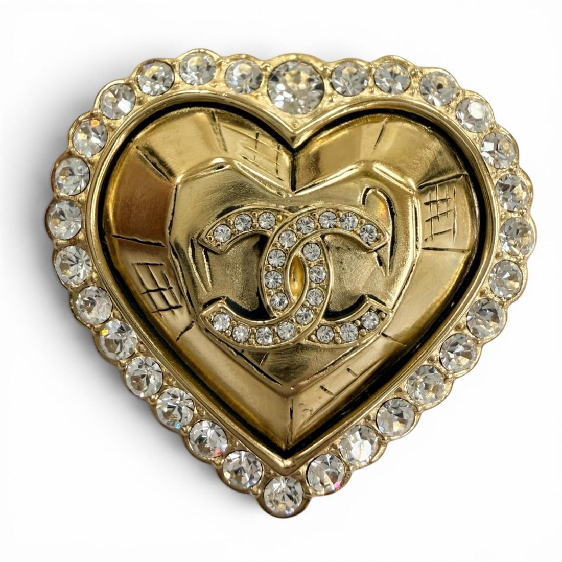 CHANEL L25K Coco Mark Heart Rhinestone Brooch, Gold, Made in France, Women's, with Box and Dust Bag.: --- Catalog ---Category: SizeSize (HxWxD): 3.3cm x 3.5cm / 1.29'' x 1.37''Category: DesignType: BroochColor: GoldGender: WomenCategory: GeneralMPN: L25KBrand: ChanelCountry of Origin: France--- Item L