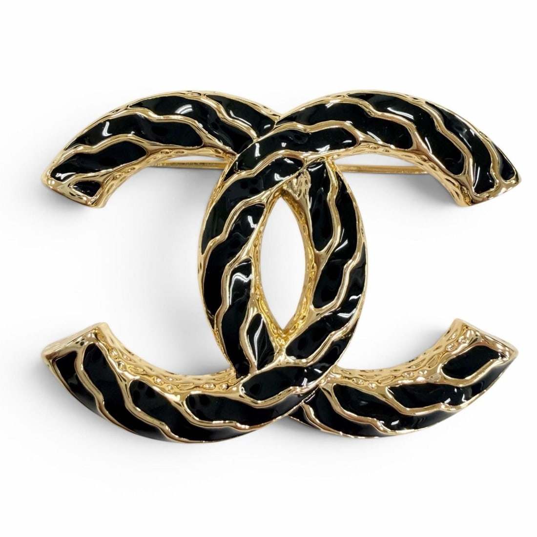 CHANEL B24P Coco Mark Brooch, Gold and Black, Made in Italy, Women's Accessory: --- Catalog ---Category: SizeSize (HxWxD): 3.6cm x 5cm / 1.41'' x 1.96''Category: DesignType: BroochColor: Black, GoldGender: WomenCategory: GeneralMPN: B24PBrand: ChanelCountry of Origin: Italy--- It