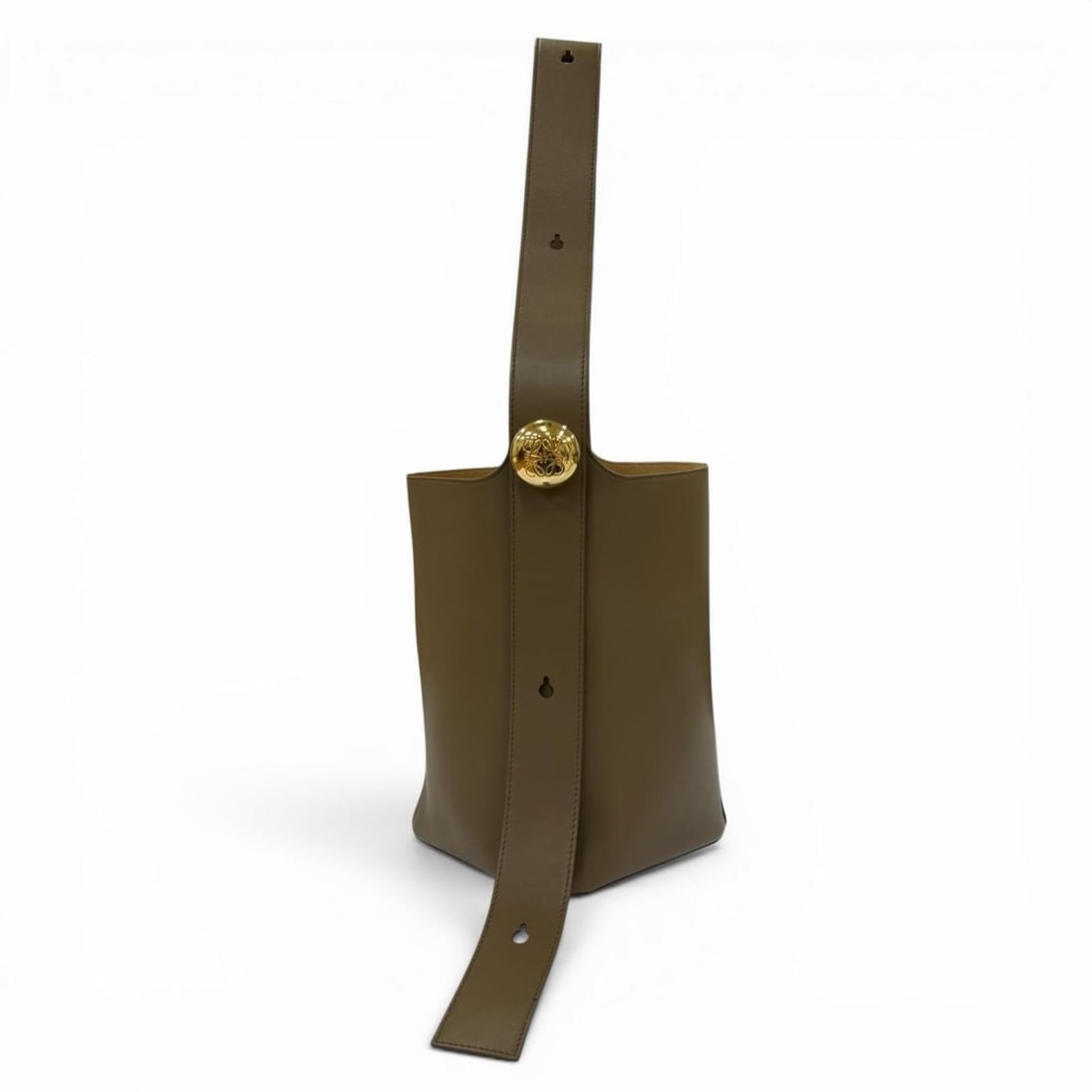 LOEWE AANBBBWX01 Pebble Bucket Bag Medium Shoulder Bag, Smooth Calfskin, Anagram Hardware, Khaki,: --- Catalog ---Category: SizeSize (HxWxD): 28.5cm x 33cm x 18.5cm / 11.22'' x 12.99'' x 7.28''Category: DesignType: Shoulder bagColor: KhakiGender: WomenMaterial: Leather Hardware Color: GoldLeather/F