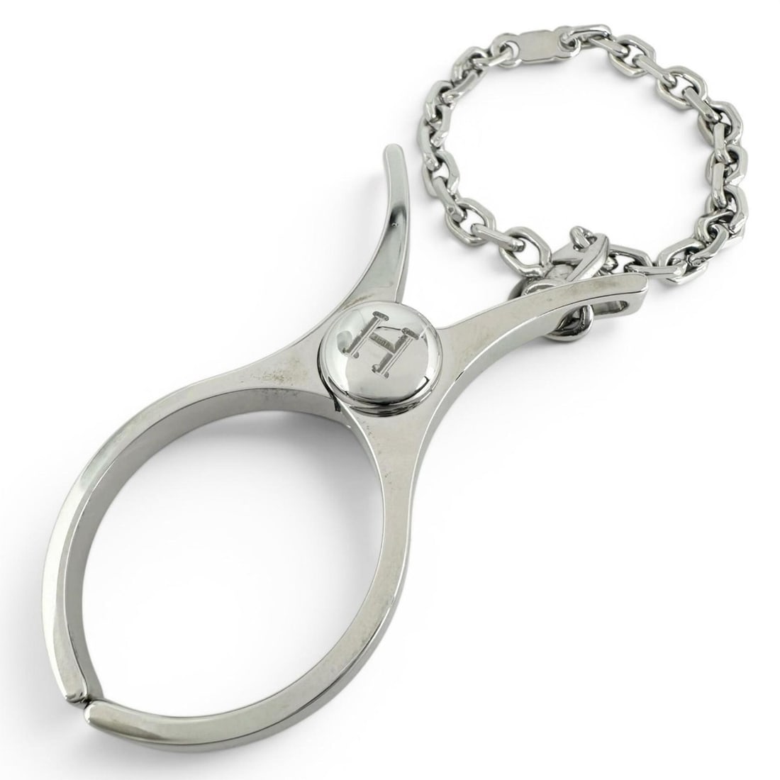 HERMES FILOU H-logo glove holder strap, silver, women's, with box.: --- Catalog ---Category: SizeSize (HxWxD): 5.5cm x 3cm x 4.00mm / 2.16'' x 1.18'' x 0.15''Category: DesignType: Glove holderColor: SilverGender: WomenCategory: GeneralBrand: Hermes--- Item List ---Sec