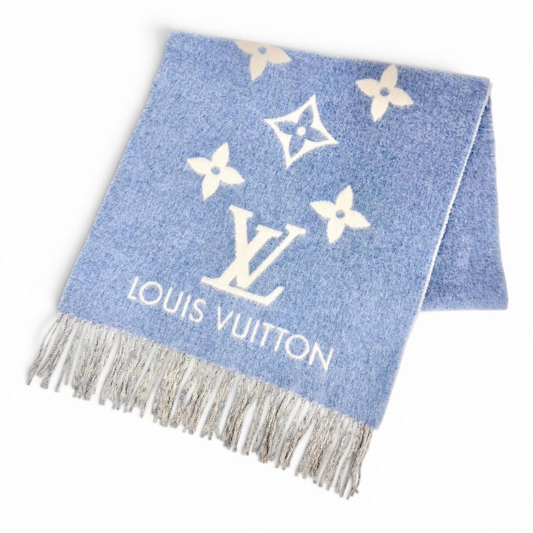 LOUIS VUITTON M75704 Echarpe Reykjavik 100% Cashmere Monogram Fringe Stole Scarf Blue Made in: --- Catalog ---Category: SizeSize (LxW): 1.68m x 44cm / 66.14'' x 17.32''Category: DesignType: StoleColor: BlueGender: Men,WomenMaterial: Cashmere Category: GeneralMPN: M75704Brand: Louis VuittonCount