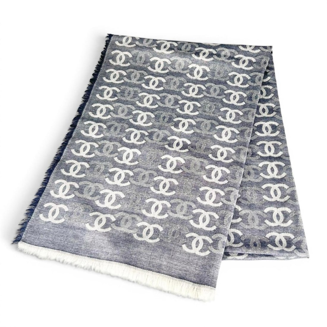 CHANEL 100% Cashmere 23P Coco Mark Double C Large Fringe Stole/Scarf Navy White Made in Italy: --- Catalog ---Category: SizeSize (LxW): 2m x 68cm / 78.74'' x 26.77''Category: DesignType: StoleColor: Navy, WhiteGender: WomenMaterial: Cashmere Category: GeneralBrand: ChanelCountry of Origin: Ital