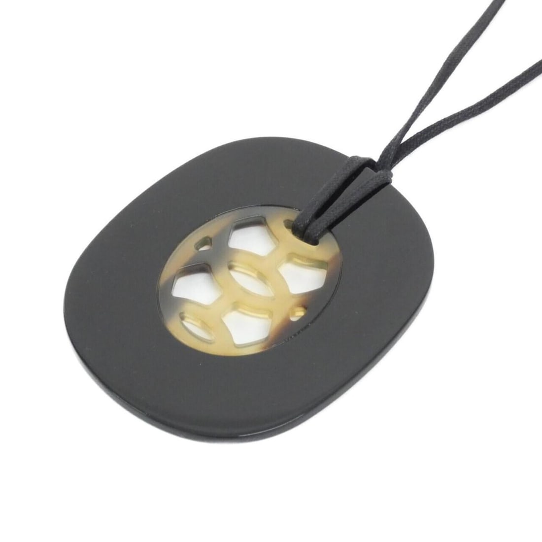 Hermes Lift GM 044536FL Necklace: --- Catalog ---Category: SizePendant Size: 85mm x 70mm / 3.34'' x 2.75''Neck Circumference: 79 cm / 31.1''Category: DesignColor: BlackGender: Men,WomenMaterial: Buffalo hornNecklace Type: