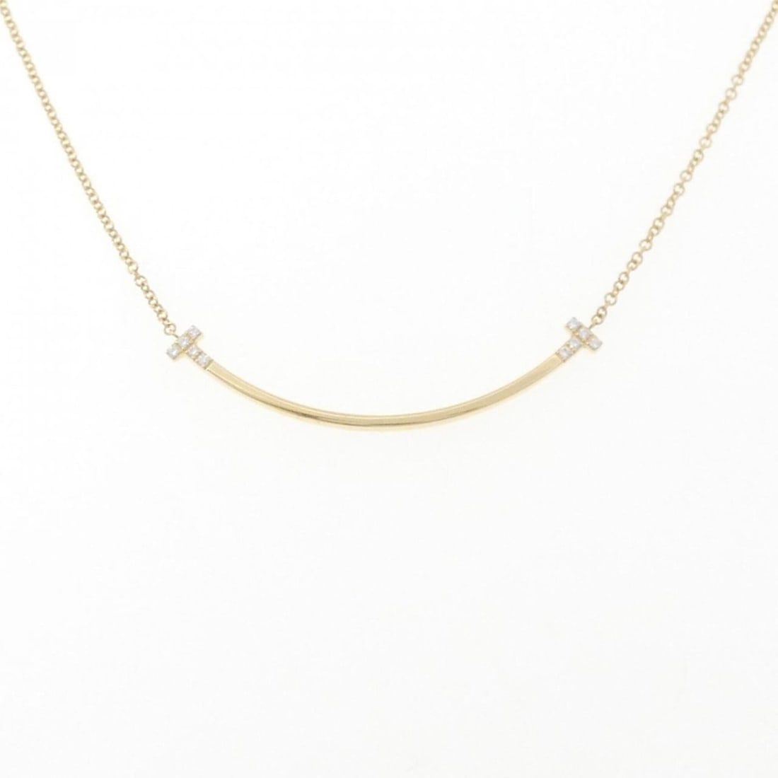 Tiffany T Smile Small Necklace: --- Catalog ---Category: SizePendant Size: 3.4mm x 37mm / 0.13'' x 1.45''Neck Circumference: 40 cm - 46 cm / 15.74'' - 18.11''Category: DesignStone: DiamondGender: WomenMaterial: Yellow gold