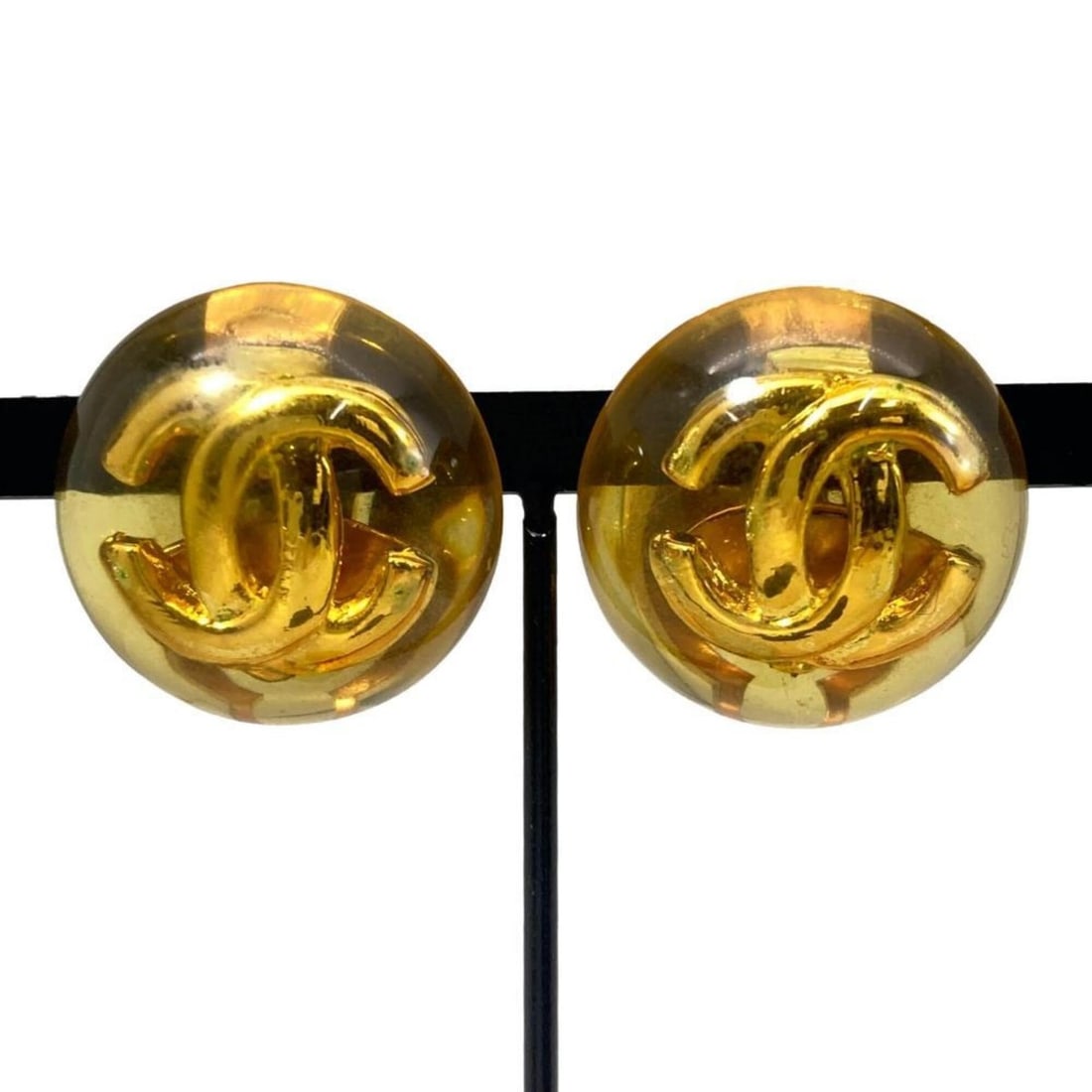 Chanel Coco Mark Dome Earrings, Plastic, Size 25, Clear Vintage Resin, Yellow, Women's: --- Catalog ---Category: SizeSize (HxWxD): 25.00mm x 25.00mm / 0.98'' x 0.98''Category: DesignType: Clip earringsColor: ClearGender: WomenMaterial: Metal, PlasticCategory: GeneralBrand: ChanelCountry 