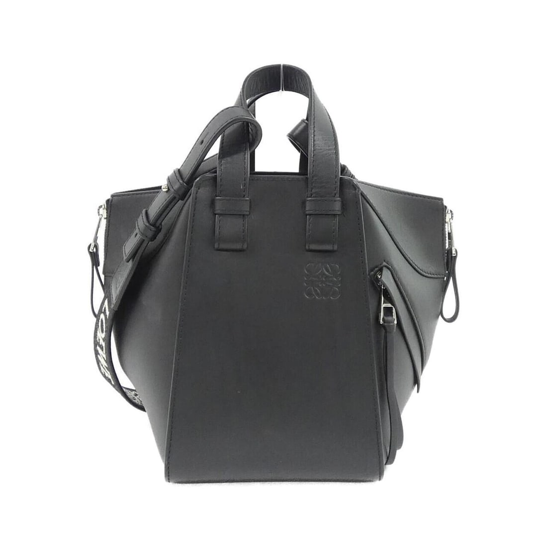 Loewe Hammock Compact A538H13X14 Shoulder Bag: --- Catalog ---Category: SizeSize (HxWxD): 21cm x 26cm x 20cm / 8.26'' x 10.23'' x 7.87''Category: DesignType: Shoulder bagColor: BlackGender: Men,WomenMaterial: Leather Hardware Color: