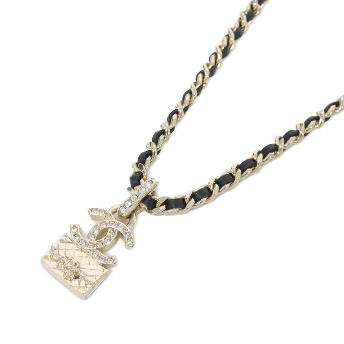 Chanel ABB548 Necklace: --- Catalog ---Category: SizePendant Size: 30mm x 14mm / 1.18'' x 0.55''Neck Circumference: 34 cm - 44 cm / 13.38'' - 17.32''Category: DesignColor: Black, GoldGender: Men,WomenMaterial: