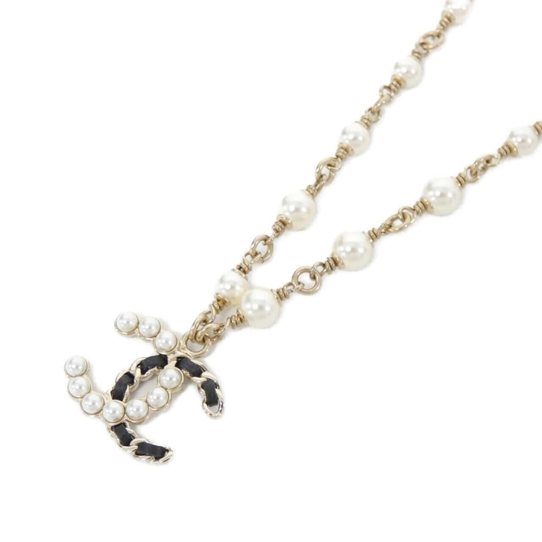 Chanel ABG561 Necklace: --- Catalog ---Category: SizePendant Size: 20mm x 22mm / 0.78'' x 0.86''Neck Circumference: 43 cm - 51 cm / 16.92'' - 20.07''Category: DesignColor: Black, Gold, WhiteGender: Women,MenMaterial: