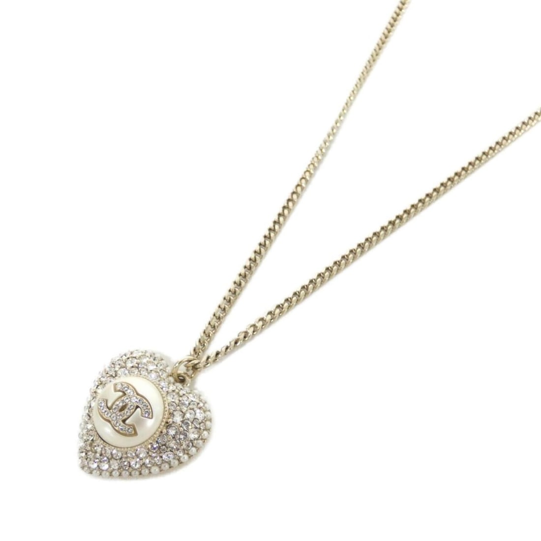 Chanel AB9385 Necklace: --- Catalog ---Category: SizePendant Size: 23mm x 23mm / 0.9'' x 0.9''Neck Circumference: 39 cm - 45.5 cm / 15.35'' - 17.91''Category: DesignColor: Gold, WhiteStone: Artificial pearl, CrystalGender: