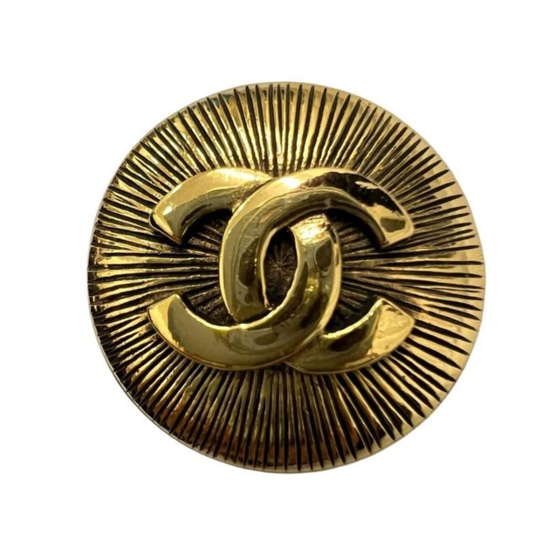 CHANEL brooch, Coco Mark, gold metal, round, for men and women.: --- Catalog ---Category: SizeSize (HxWxD): 3.2cm x 3.2cm / 1.25'' x 1.25''Category: DesignType: BroochColor: GoldGender: Men,WomenMaterial: MetalCategory: GeneralBrand: ChanelCountry of Origin: France