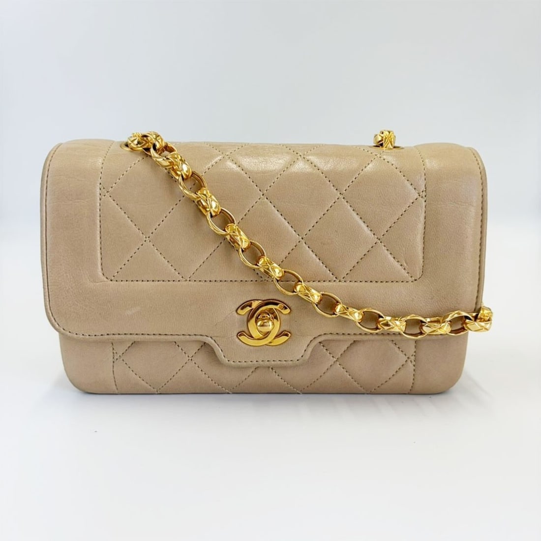 Chanel Matelassé Diana Flap Gold Chain Shoulder Bag, Lambskin Leather, Beige.: --- Catalog ---Category: SizeSize (HxWxD): 11.5cm x 18.5cm x 6cm / 4.52'' x 7.28'' x 2.36''Category: DesignType: Shoulder bagColor: BeigeGender: WomenMaterial: Leather Leather/Fur Type: LambskinCatego