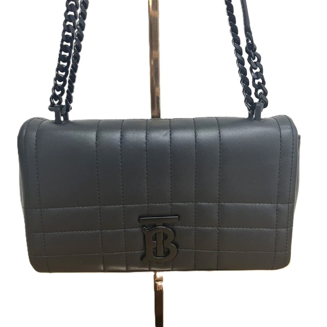 BURBERRY TB Laura Chain Shoulder Bag: --- Catalog ---Category: SizeSize (HxWxD): 14cm x 23cm x 5cm / 5.51'' x 9.05'' x 1.96''Category: DesignType: Shoulder bagColor: BlackGender: WomenMaterial: Leather Category: GeneralBrand: Burberry--- 
