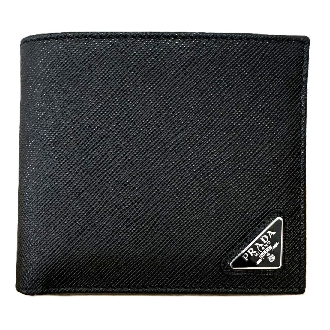 PRADA Saffiano Bi-fold Wallet, Black (Model 2M0738): --- Catalog ---Category: SizeSize (HxWxD): 9.5cm x 11cm x 1.5cm / 3.74'' x 4.33'' x 0.59''Category: DesignType: Wallet (bi-fold)Color: BlackGender: MenMaterial: Leather Category: GeneralLine: Saffiano
