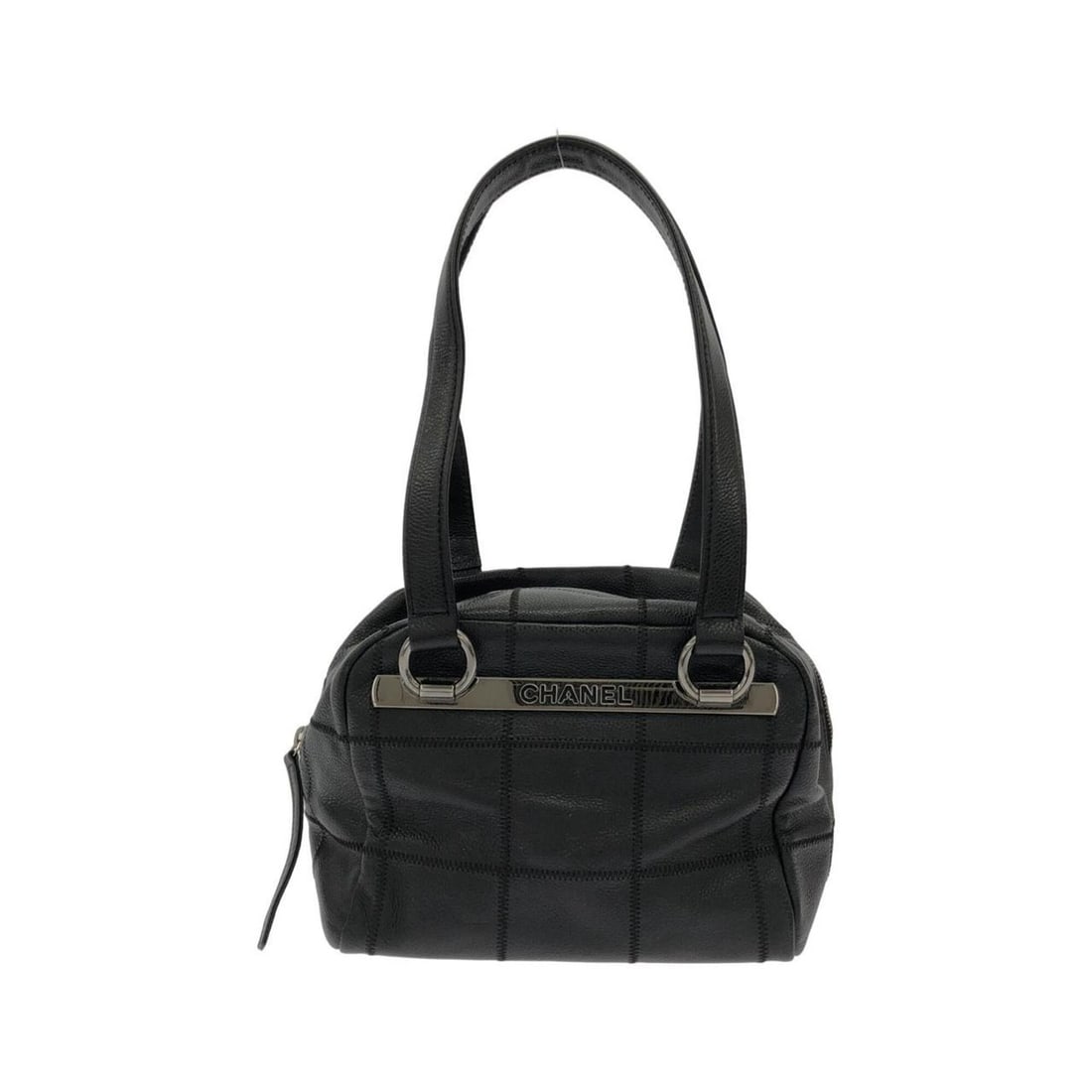 Chanel 26134 Shoulder Bag: --- Catalog ---Category: SizeSize (HxWxD): 16.5cm x 21.5cm x 15cm / 6.49'' x 8.46'' x 5.9''Category: DesignType: Shoulder bagColor: BlackGender: Men,WomenMaterial: Grained Calfskin Hardware Color: