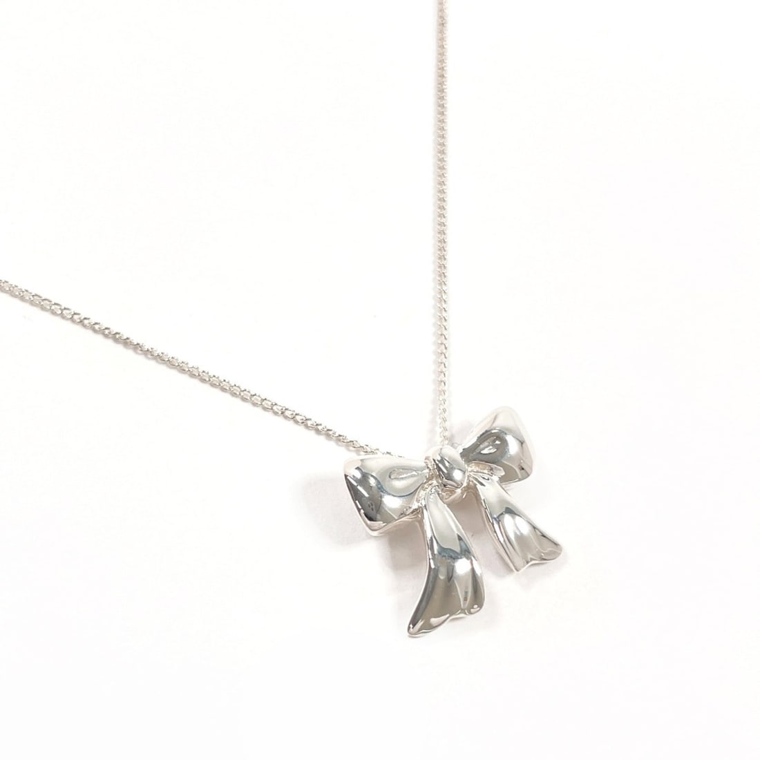 TIFFANY&Co. Tiffany Ribbon Necklace, Sterling Silver 925, Silver, Women's: --- Catalog ---Category: SizePendant Size: 13mm x 15mm / 0.51'' x 0.59''Neck Circumference: 46.5 cm / 18.3''Category: DesignColor: SilverGender: WomenMaterial: Silver 925Necklace Type: NecklaceCategor