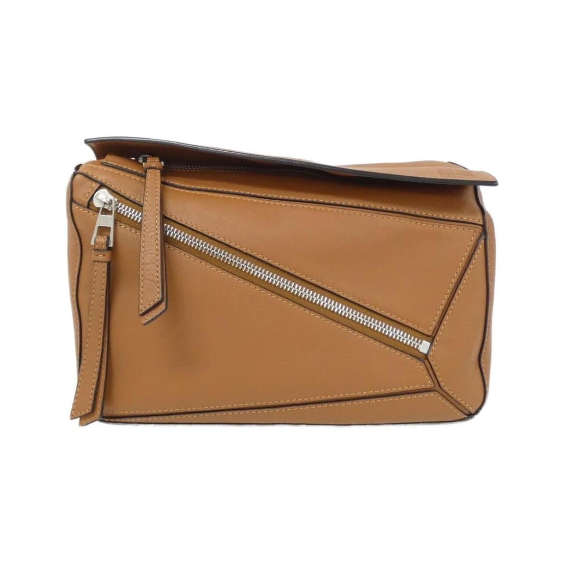 Loewe Puzzle Bum Bag Small B510P35X09 Shoulder: --- Catalog ---Category: SizeWeight: 460g / 1.01lb.Size (HxWxD): 14cm x 24cm x 10cm / 5.51'' x 9.44'' x 3.93''Strap Length: 88cm - 105cm / 34.64'' - 41.33''Category: DesignType: Shoulder bagColor: Bro