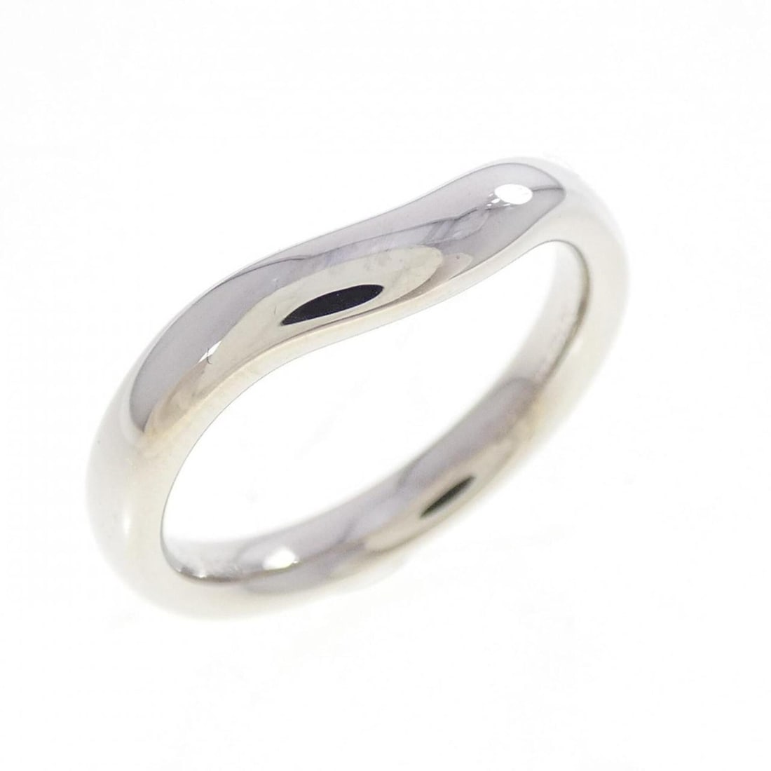 Tiffany Curved Ring: --- Catalog ---Category: SizeWidth: 2.8mm / 0.11''Weight: 5.6g / 0.19oz.JP Size: 8US Size: 4.5Category: DesignType: Band ringMetal: PlatinumGender: WomenMetal Purity: Platinum950Category: GeneralBrand