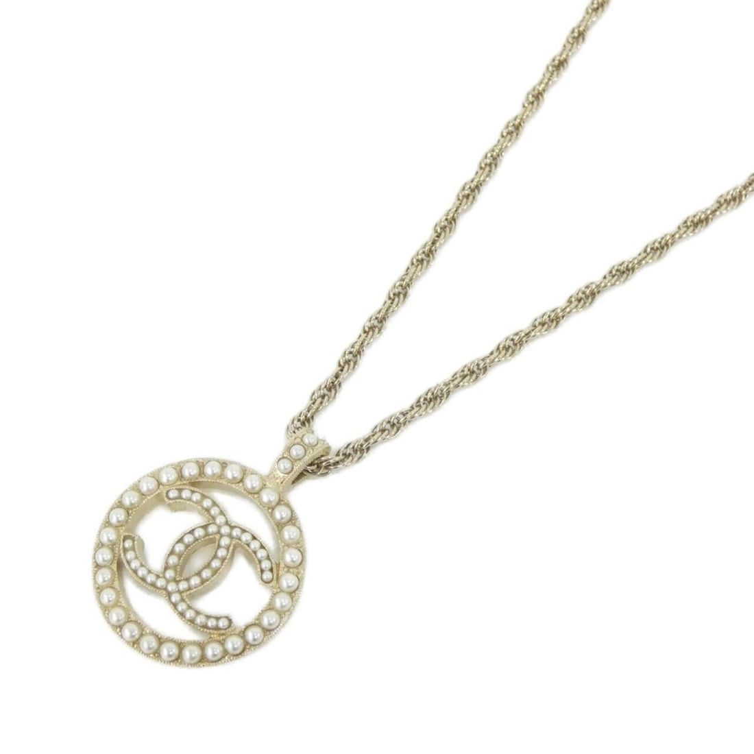 Chanel 99076 Necklace: --- Catalog ---Category: SizePendant Size: 37mm x 28mm / 1.45'' x 1.1''Neck Circumference: 42.5 cm - 63 cm / 16.73'' - 24.8''Category: DesignColor: Gold, WhiteStone: Artificial pearlGender: