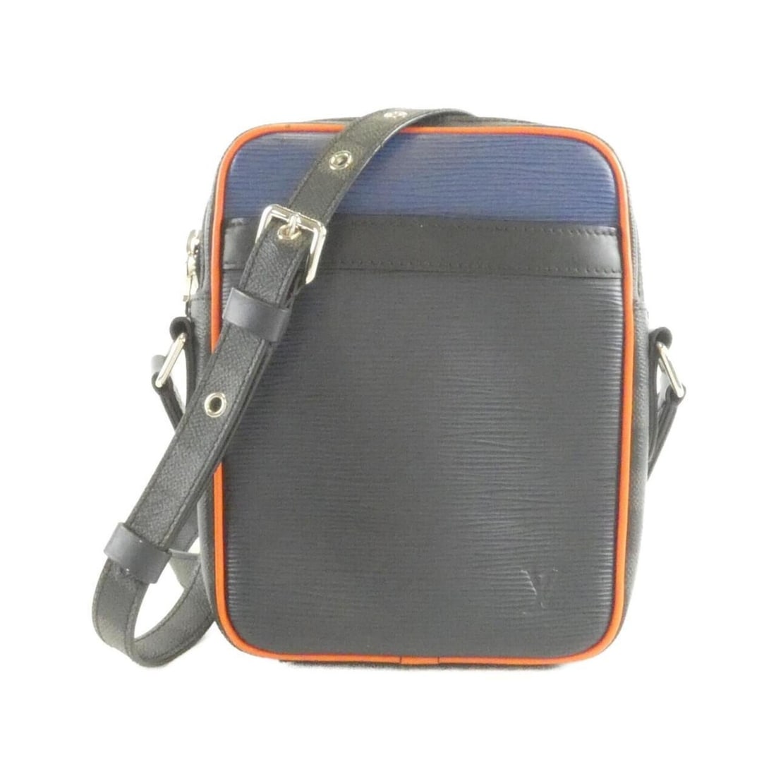 Louis Vuitton Epi + Damier Graphite Danube Slim M51460 Shoulder Bag: --- Catalog ---Category: SizeWeight: 390g / 13.75oz.Size (HxWxD): 12cm x 16cm x 5cm / 4.72'' x 6.29'' x 1.96''Strap Length: 90cm - 111cm / 35.43'' - 43.7''Category: DesignType: Shoulder bagColor: