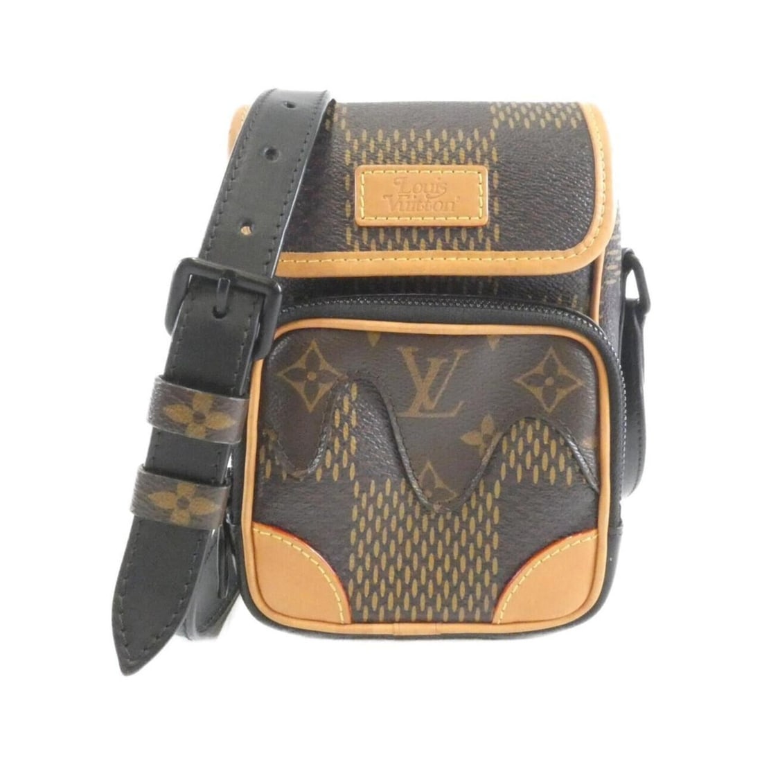Louis Vuitton Damier Giant (LV Squared) Amazon Messenger N40357 Shoulder Bag: --- Catalog ---Category: SizeSize (HxWxD): 18cm x 13cm x 9cm / 7.08'' x 5.11'' x 3.54''Category: DesignType: Shoulder bagColor: Black, Damier Canvas, EbeneGender: WomenMaterial: Coated canvas