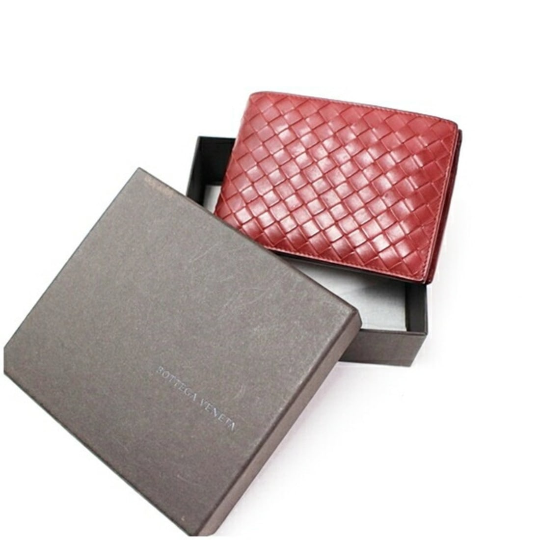 Bottega Veneta Intrecciato Bi-fold Leather Wallet for Women: --- Catalog ---Category: SizeSize (HxWxD): 9cm x 12.5cm x 1.5cm / 3.54'' x 4.92'' x 0.59''Category: DesignType: Wallet (bi-fold)Color: Red color, WineGender: Men,WomenMaterial: Intrecciato Category:
