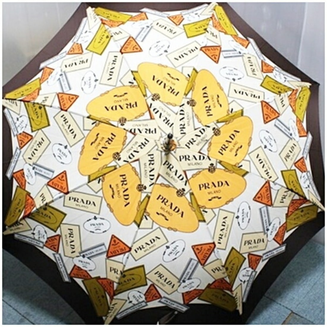 Prada long umbrella, brown x orange, PRADA women's rain umbrella 55812: --- Catalog ---Category: SizeWeight: 390g / 13.75oz.Diameter: 1.07m / 42.12''Total Length: 93cm / 36.61''Category: DesignType: Rain umbrellaColor: Black, Brown, OrangeGender: Men,WomenCategory: