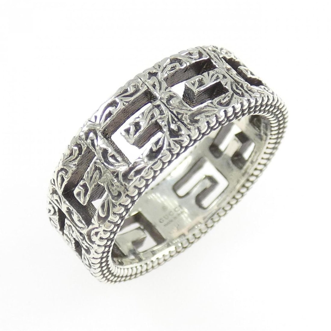 Gucci Square G Ring: --- Catalog ---Category: SizeWidth: 6.5mm / 0.26''Weight: 5.1g / 0.17oz.JP Size: 11.5US Size: 6Category: DesignType: Band ringGender: WomenMaterial: Silver 925Category: GeneralBrand: Gucci--- Item