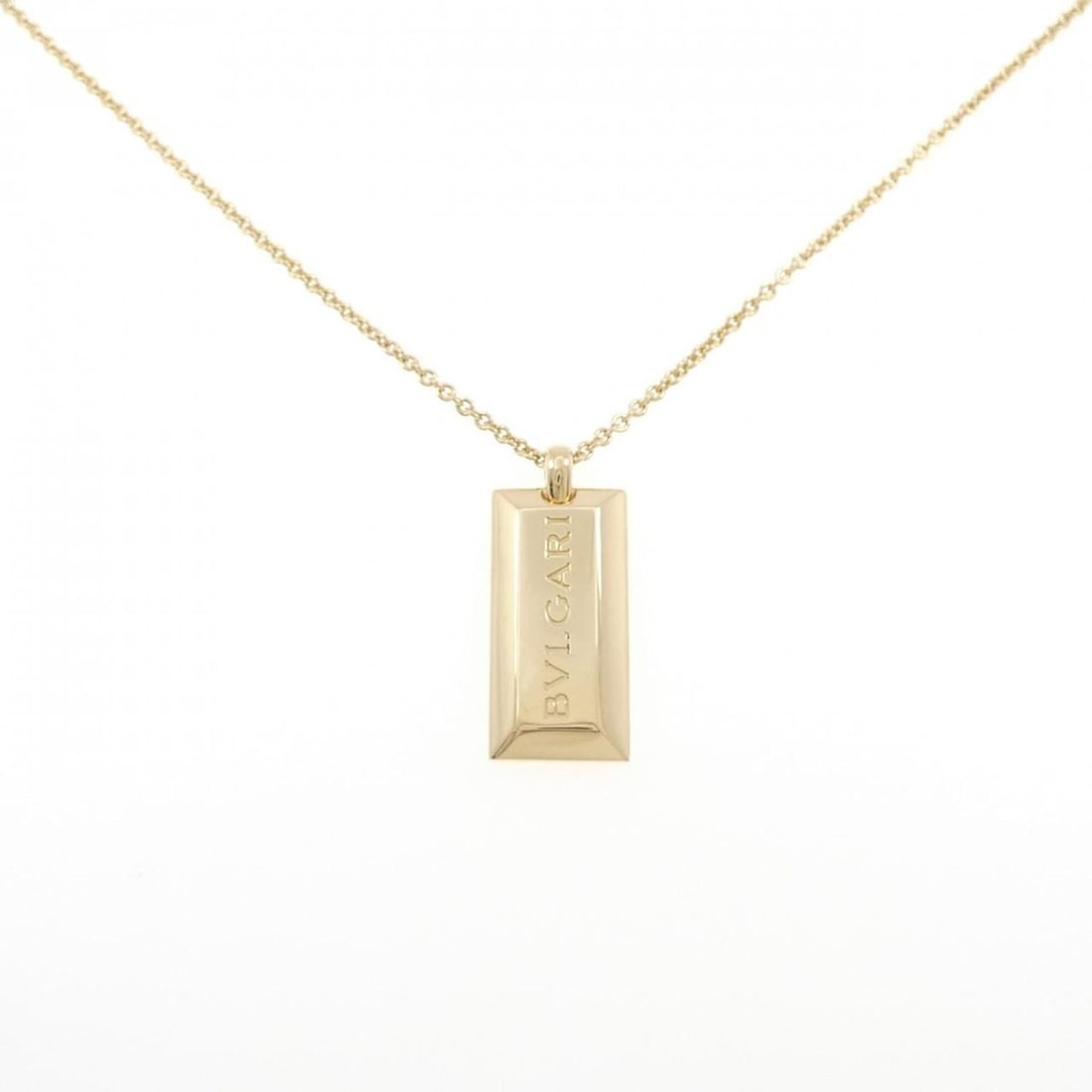 Bvlgari Bulgari Ingot Ginza Opening Limited Edition Necklace: --- Catalog ---Category: SizePendant Size: 29.6mm x 12.6mm / 1.16'' x 0.49''Neck Circumference: 46 cm / 18.11''Category: DesignGender: WomenMaterial: Yellow gold (18K)Pendant Type: PendantNecklace