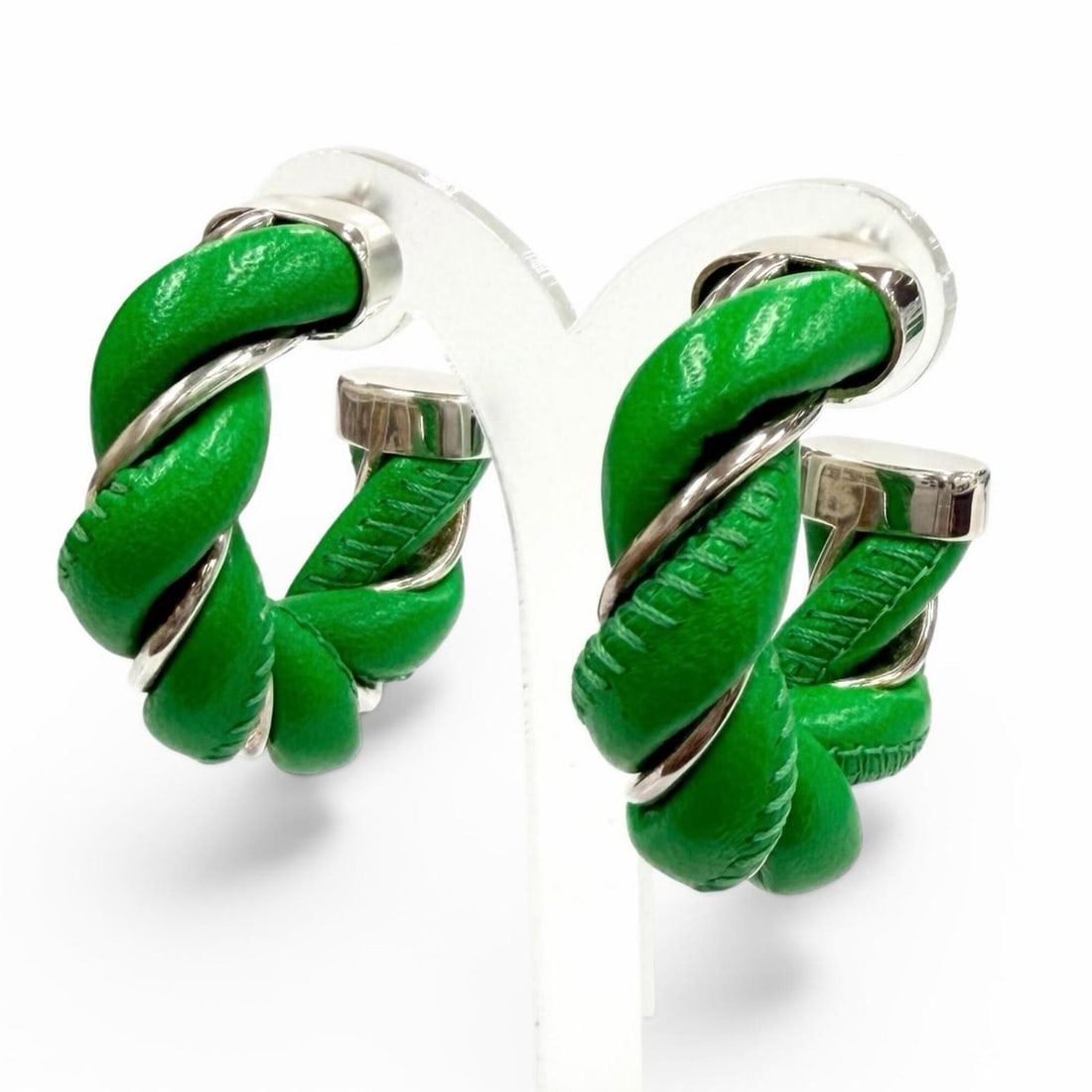 BOTTEGA VENETA 925 Sterling Silver Leather Twist Earrings, Green, Hardware, Made in Italy, Weight: --- Catalog ---Category: SizeSize (HxWxD): 39.00mm x 10.00mm / 1.54'' x 0.39''Category: DesignType: Stud earringsColor: Green, SilverGender: WomenMaterial: Leather, Silver 925Category: GeneralBrand: B