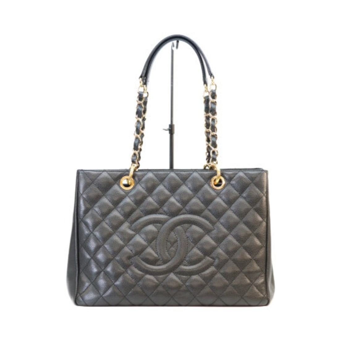 CHANEL A50995 Black Caviar Leather GST Tote Bag with Gold Hardware - Women's: --- Catalog ---Category: SizeSize (HxWxD): 24.5cm x 33cm x 13cm / 9.64'' x 12.99'' x 5.11''Category: DesignType: Tote bagColor: BlackGender: WomenMaterial: Grained Calfskin Hardware Color: GoldCategor