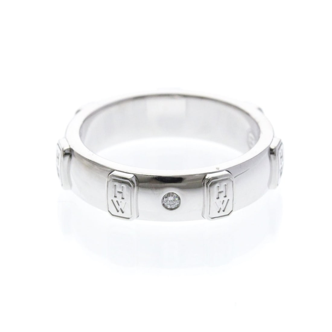 Harry Winston HW Logo Band Ring White Gold (18K) Fashion Diamond Band Ring Silver: --- Catalog ---Category: SizeWidth: 4.5mm / 0.18''Weight: 6.5g / 0.22oz.JP Size: 8US Size: 4.5Category: DesignType: Band ringColor: SilverMetal: White GoldStone: DiamondStyle: FashionGender: Men,Women