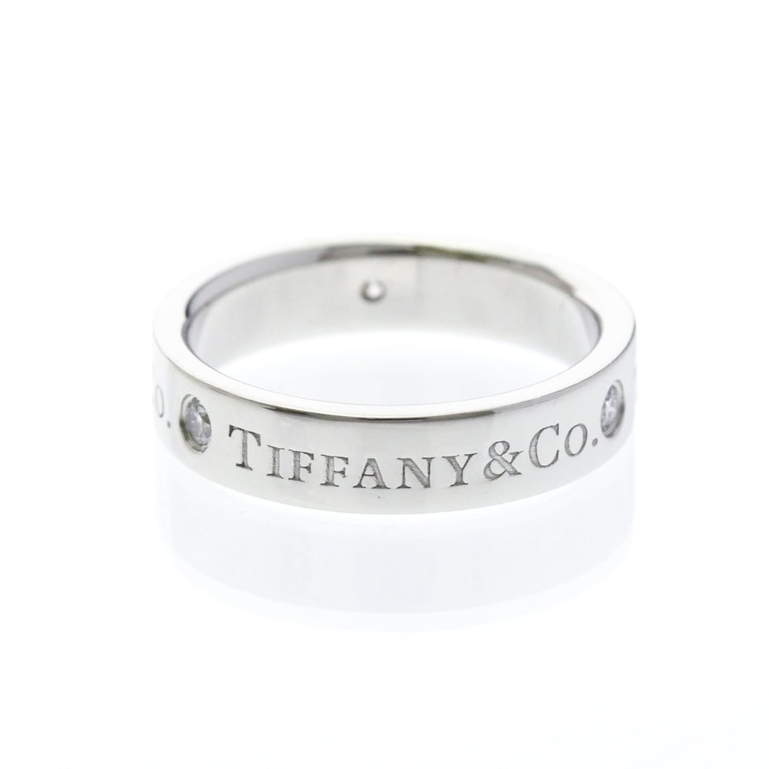 Tiffany Flat Band Ring With 3 Diamonds Platinum Fashion Diamond Band Ring Silver: --- Catalog ---Category: SizeWidth: 4mm / 0.16''Weight: 6.4g / 0.22oz.JP Size: 7.5US Size: 4-4.5Category: DesignType: Band ringColor: SilverMetal: PlatinumStone: DiamondStyle: FashionGender: Women,Men