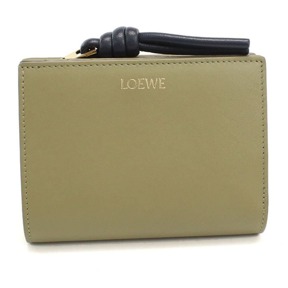LOEWE (Loewe) Bi-fold Wallet CEM1NCWX01 Compact Knot Women's Khaki: --- Catalog ---Category: SizeSize (HxWxD): 8.5cm x 11.5cm x 2.5cm / 3.34'' x 4.52'' x 0.98''Category: DesignType: Wallet (bi-fold)Color: KhakiGender: WomenCategory: GeneralMPN: CEM1NCWX01Brand: LoeweC