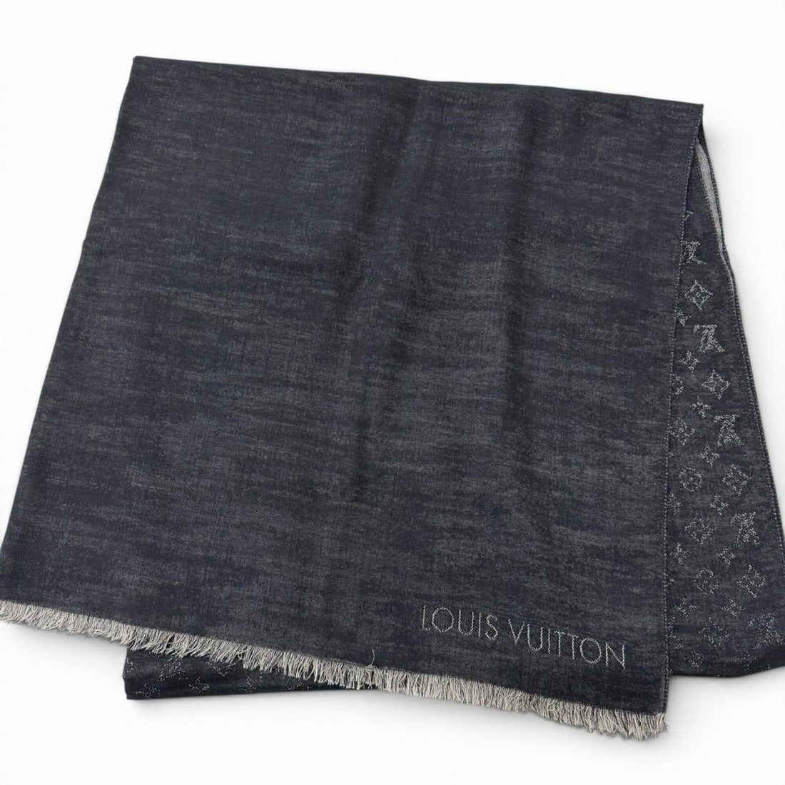 LOUIS VUITTON M75354 Etol Monogram Wool Silk Large Stole/Scarf Shawl/Muffler Black/Gray Made in: --- Catalog ---Category: SizeSize (LxW): 1.96m x 98cm / 77.16'' x 38.58''Category: DesignType: StoleColor: Black, GrayGender: MenMaterial: Wool , Silk Category: GeneralMPN: M75354Brand: Louis VuittonC