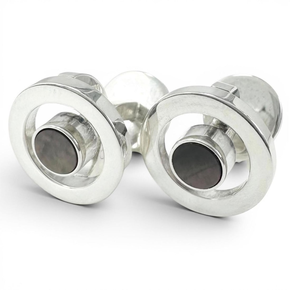 HERMES SV925 Shell Round Cufflinks, Silver, Weight 8.7g, Men's, with Box: --- Catalog ---Category: SizeSize (HxWxD): 13.00mm x 13.00mm / 0.51'' x 0.51''Category: DesignType: CufflinksColor: SilverGender: MenMaterial: Shell, Silver 925Category: GeneralBrand: Hermes--- Item L