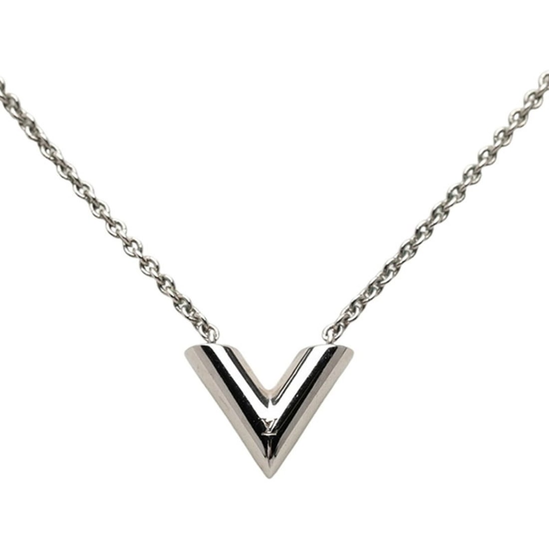 Louis Vuitton Essential V Chain Pendant Necklace M63197 Silver Metal Women's LOUIS VUITTON: --- Catalog ---Category: SizePendant Size: 14.6mm x 16.4mm / 0.57'' x 0.64''Neck Circumference: 47 cm / 18.5''Category: DesignColor: SilverGender: WomenMaterial: MetalNecklace Type: NecklaceCategory: 