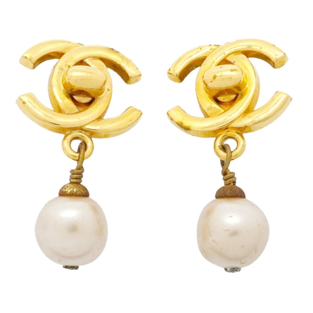 Chanel earrings, Coco Mark, turnlock, GP plated, faux pearl, gold, women's.: --- Catalog ---Category: SizeSize (HxWxD): 40.50mm x 21.80mm / 1.59'' x 0.86''Category: DesignType: Clip earringsColor: GoldGender: WomenMaterial: Gold platingCategory: GeneralBrand: Chanel--- Item Li