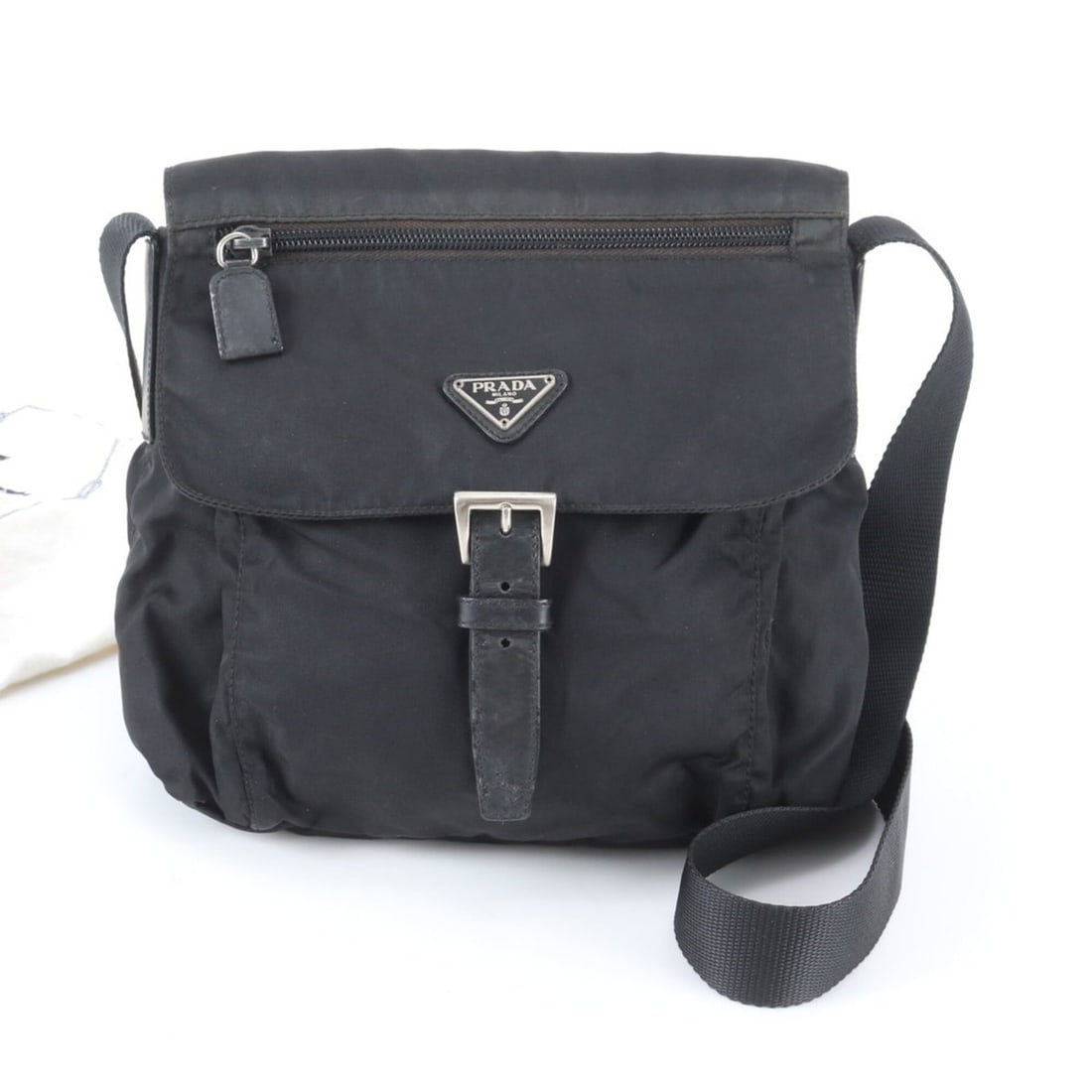 Excellent condition Prada Tessuto nylon and leather shoulder bag with triangle logo, crossbody: --- Catalog ---Category: SizeSize (HxWxD): 20cm x 21cm x 12cm / 7.87'' x 8.26'' x 4.72''Strap Length: 101cm / 39.76''Category: DesignType: Shoulder bagColor: BlackGender: MenMaterial: Nylon , Leather 