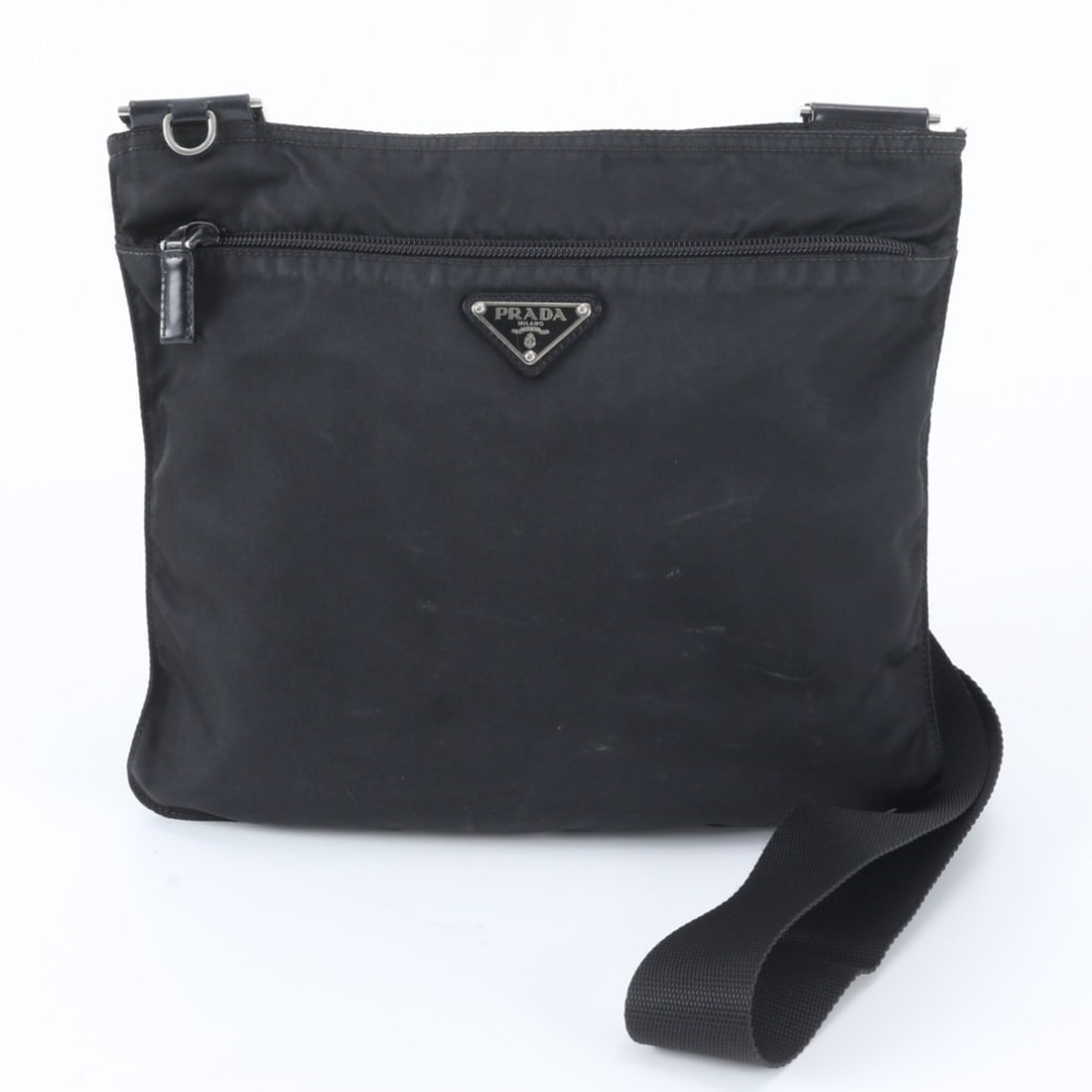 Excellent condition Prada Tessuto nylon shoulder bag with triangle logo, crossbody messenger bag,: --- Catalog ---Category: SizeSize (HxWxD): 26cm x 29cm x 3cm / 10.23'' x 11.41'' x 1.18''Strap Length: 128cm / 50.39''Category: DesignType: Shoulder bagColor: BlackGender: MenMaterial: Nylon Category: