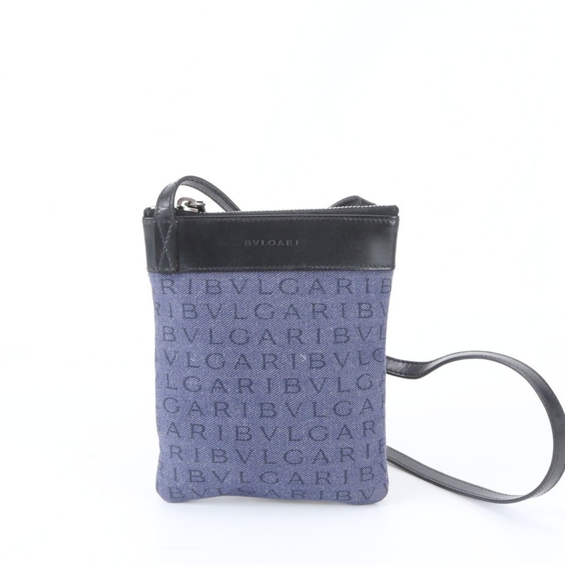 Mint condition Bvlgari Logomania leather and canvas shoulder bag, crossbody style, for women.: --- Catalog ---Category: SizeSize (HxWxD): 17cm x 14cm x 1cm / 6.69'' x 5.51'' x 0.39''Category: DesignType: Shoulder bagColor: Black, BlueGender: WomenMaterial: Leather , Canvas Category: GeneralBran